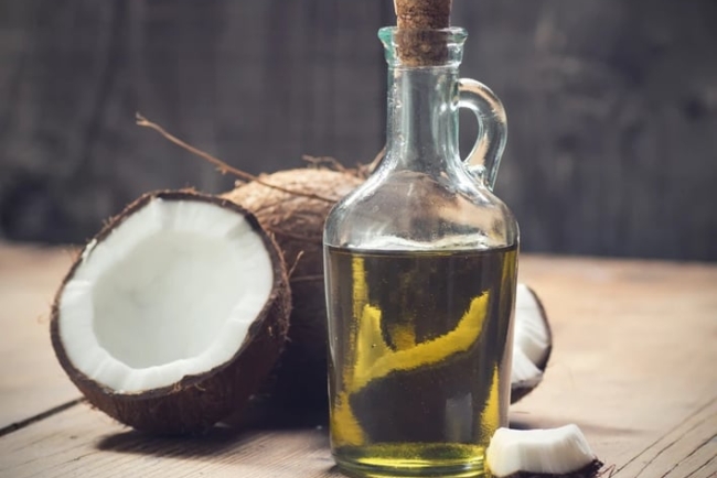Olive Oil vs. Coconut Oil: Which Deserves the Kitchen Throne?